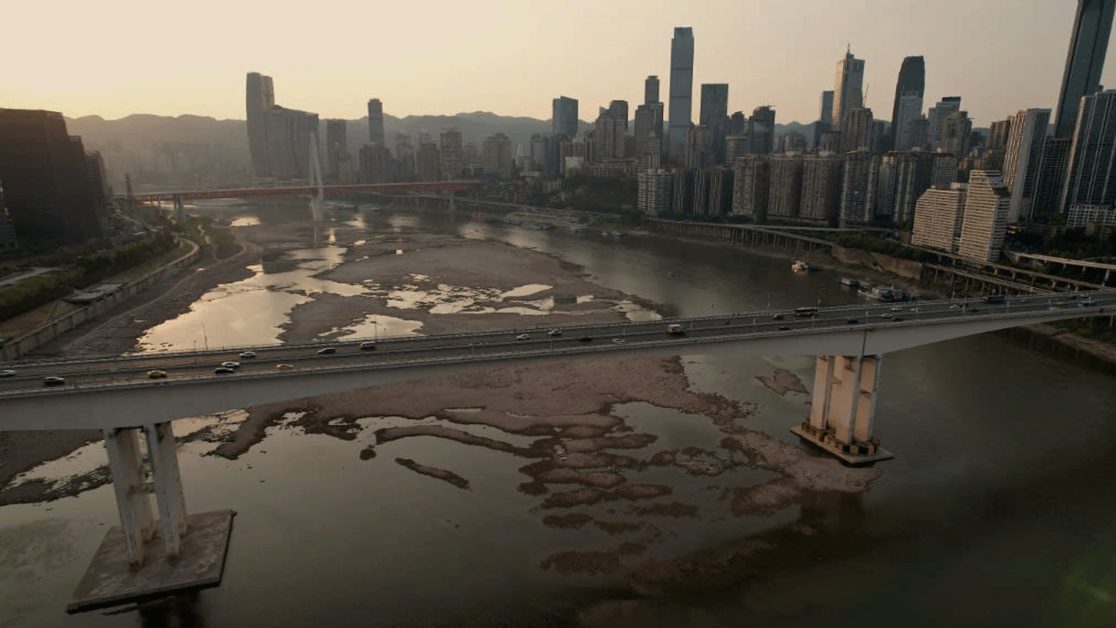 صورة جوية تُظهر مجرى نهر جيالينغ الجاف، وهو أحد روافد نهر اليانغتسي في مدينة تشونغ تشينغ بجنوب غرب الصين في 25 آب\أغسطس 2022.