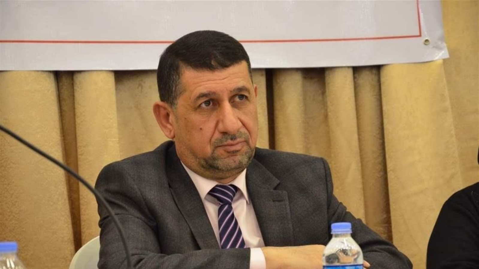 محافظ نينوى العراقية الشمالية السابق منصور المرعيد ظهر في فيديو مسرب الاثنين 29 اغسطس 2022 وهو يقسم بالولاء لأحزابها وليس لبلده (تويتر)