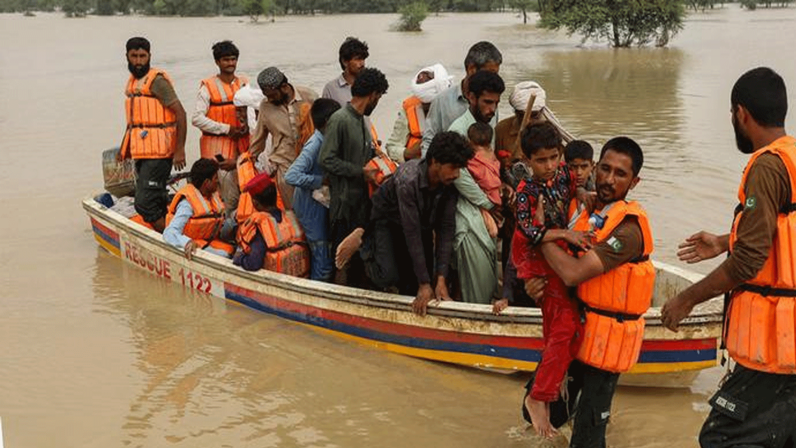 أعلنت الحكومة الباكستانية حالة الطوارئ للتعامل مع الفيضانات الموسمية التي قالت إنها أثرت على أكثر من 30 مليون شخص
