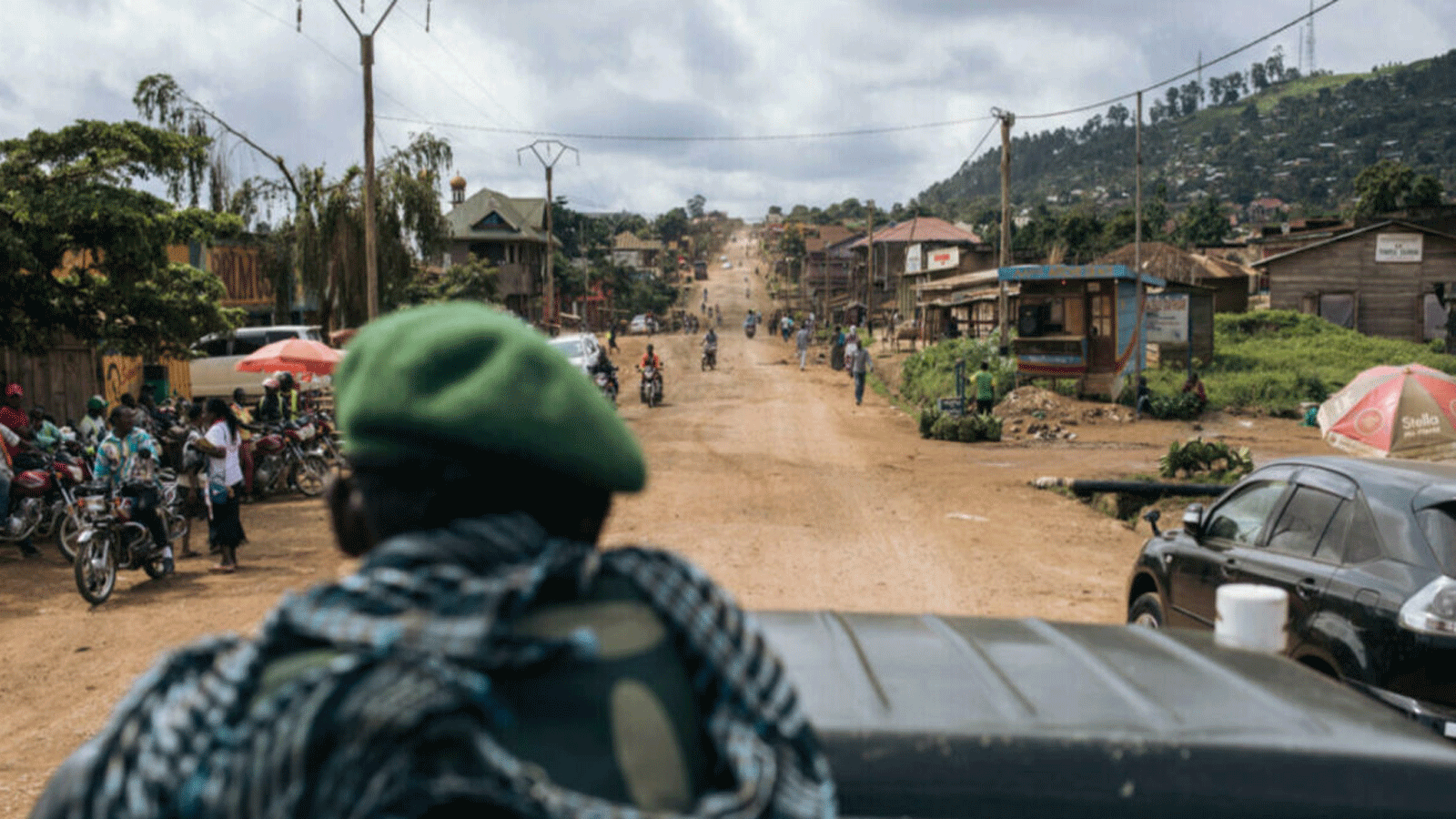 جنود كونغوليون يقودون سياراتهم على طول الطريق من بيني إلى الحدود الأوغندية.