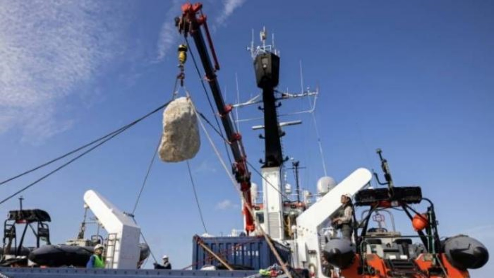 تم إسقاط كتلة من الحجر في البحر من قبل منظمة السلام الأخضر غرينبيس في الطرف الجنوبي الغربي لإنكلترا، 1 سبتمبر 2022