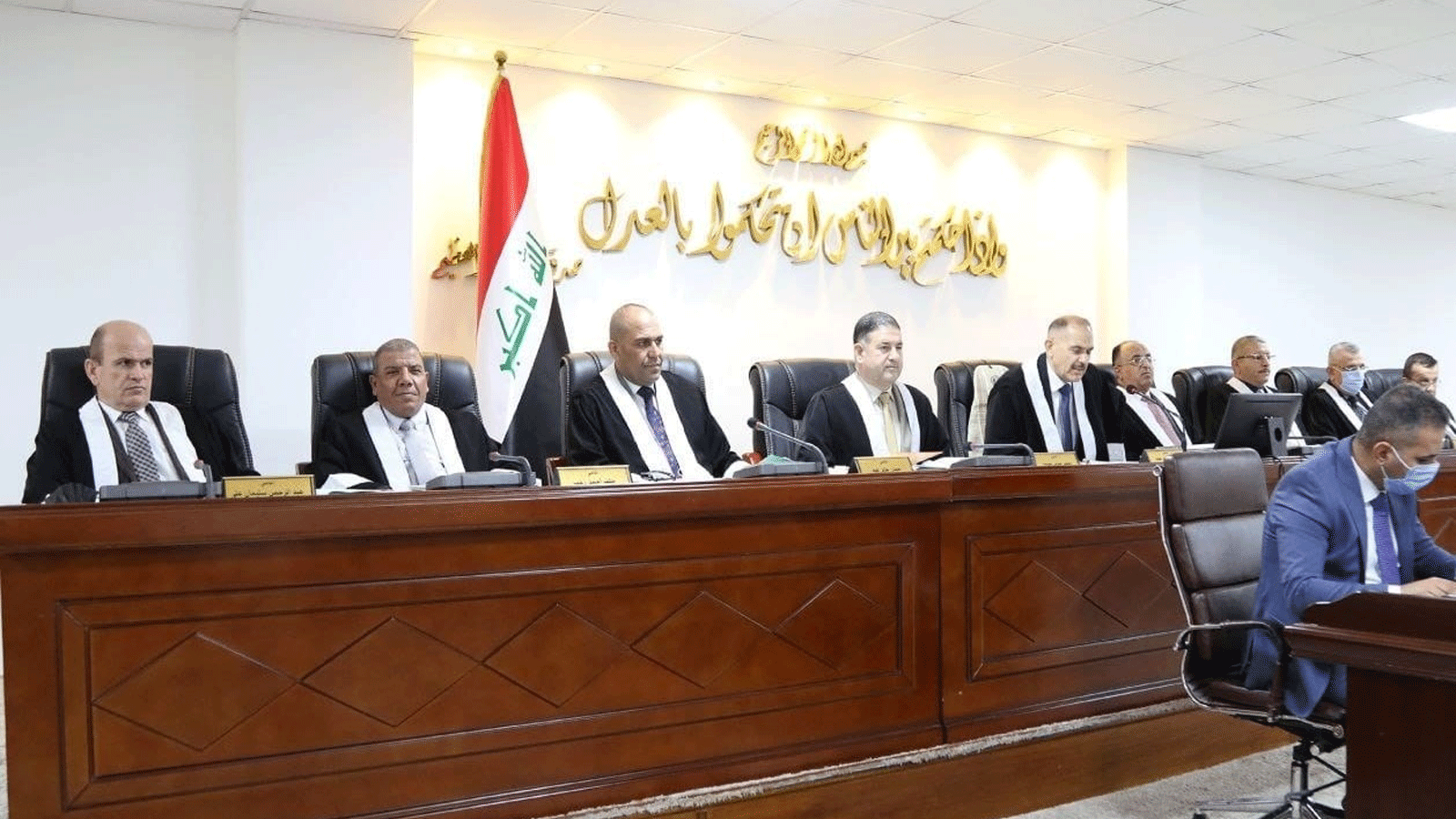 المحكمة الاتحادية العراقية العليا خلال انعقادها حيث حكمت الاربعاء 7 أيلول\سبتمبر 2022 بعدم مسؤوليتها عن حلّ البرلمان وانما نوابه (إعلام القضاء)