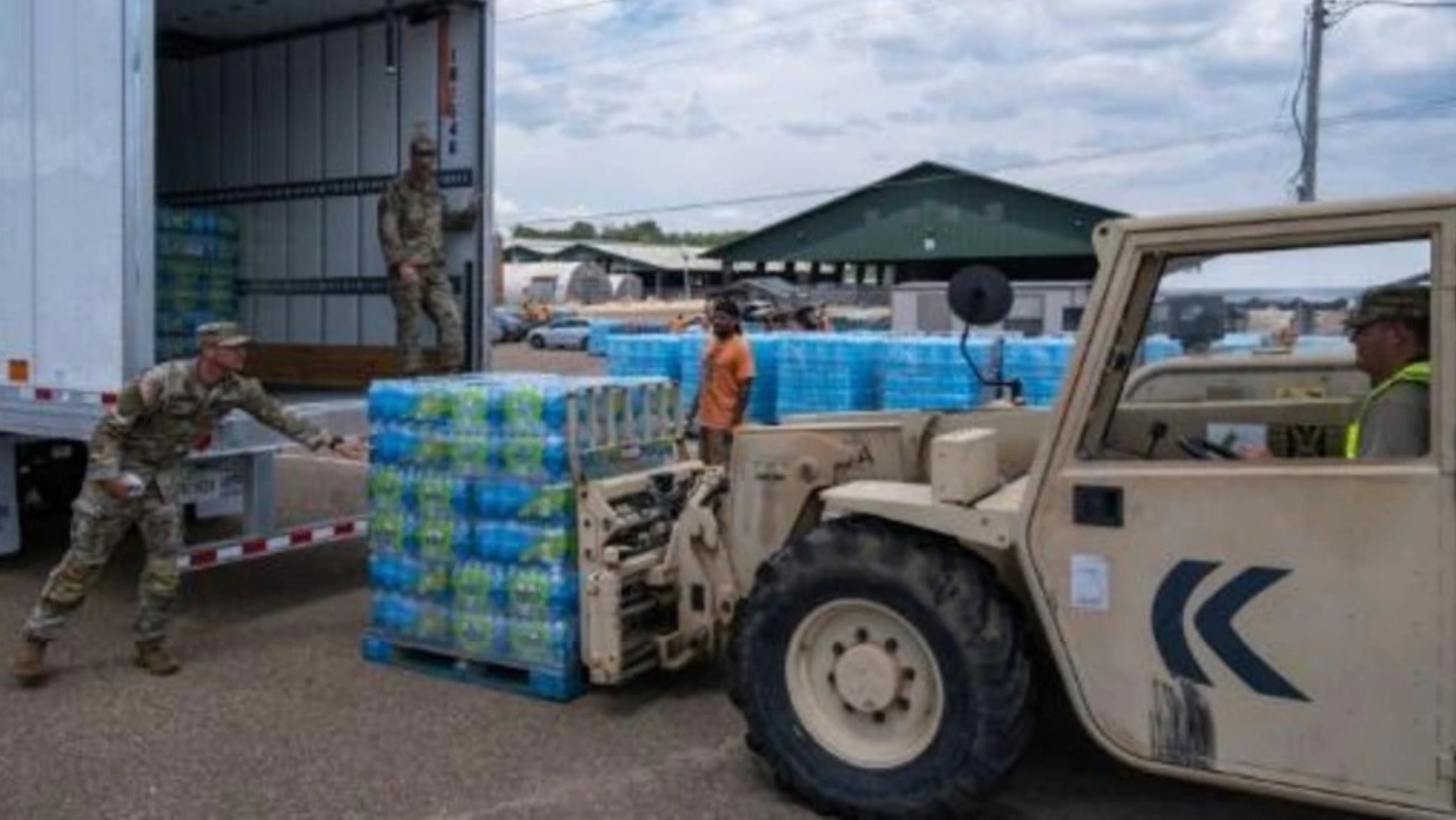  جنود الحرس الوطني يفرغون منصّات تحميل عبوات مياه في جاكسون في ميسيسيبي، في 2 سبتمبر 2022 