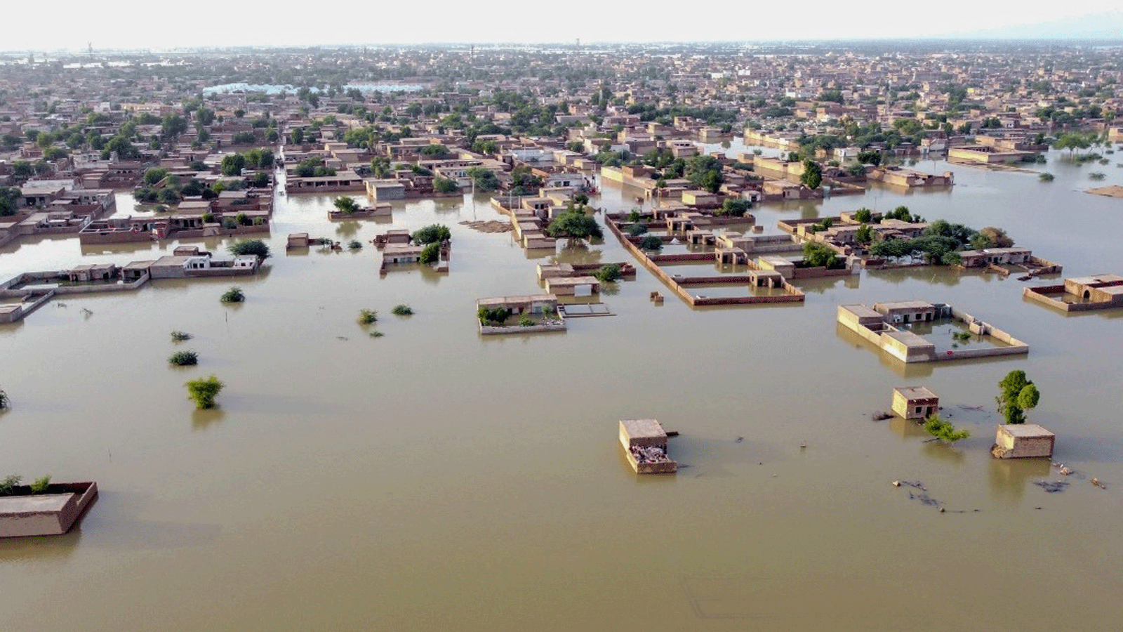  منظر جوي يُظهر منطقة سكنية غارقة في الفيضانات بعد هطول أمطار موسمية غزيرة في إقليم بلوشستان، باكستان، في 29 آب\أغسطس، 2022.