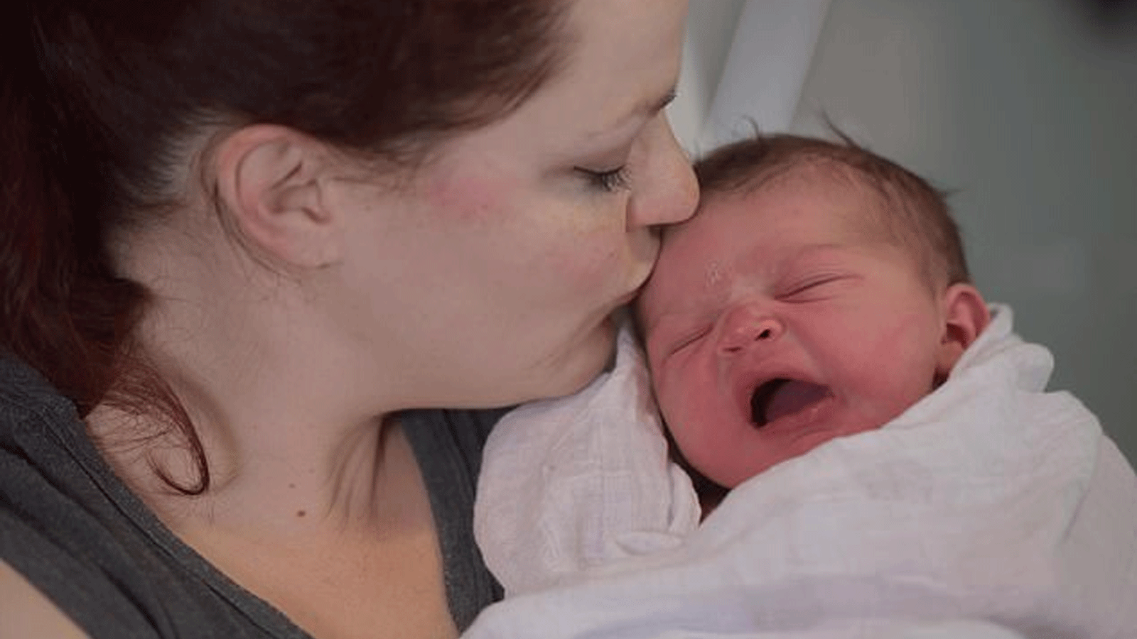 حمل الطفل والمشي به أفضل طريقة لتهدئته