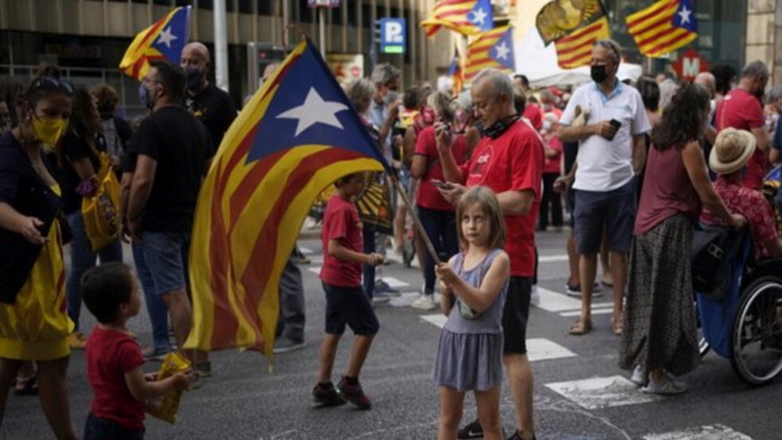 الكتالونيون المطالبون بالاستقلال عن إسبانيا يعودون الى الشارع