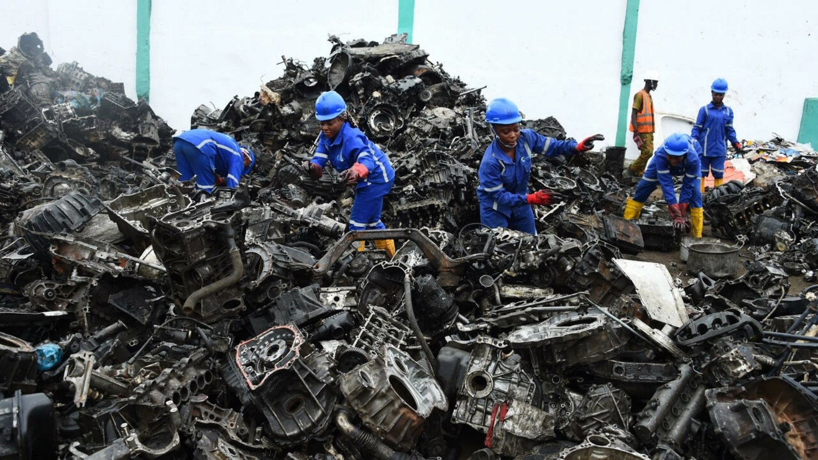 خردة معدنية في مصنع رومكو لإعادة التدوير في لاغوس
