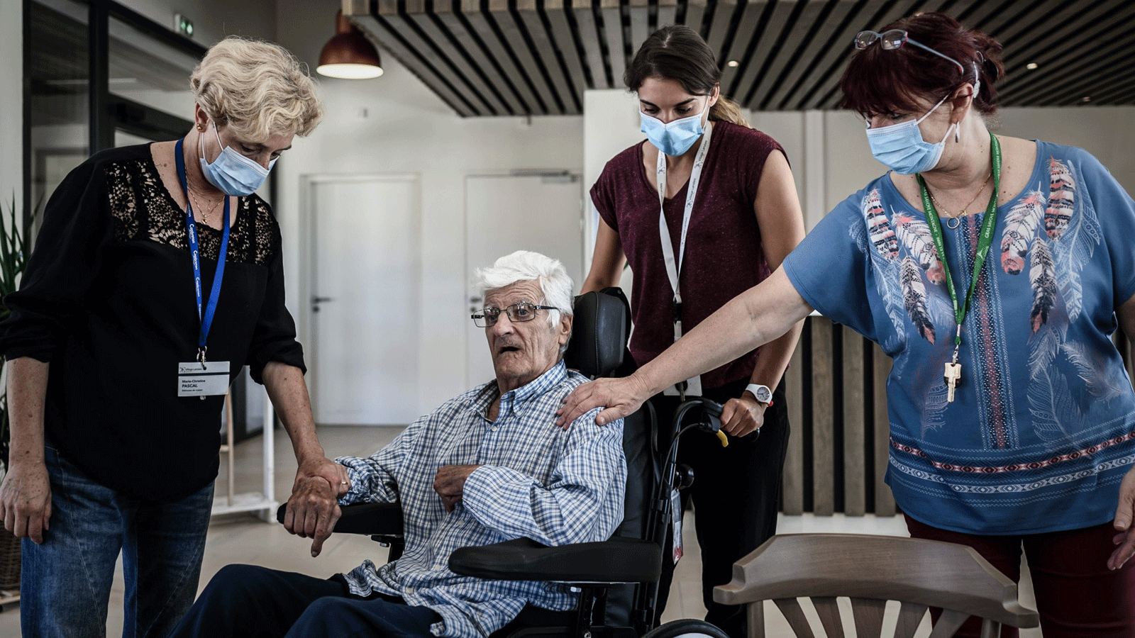 مريض مصاب بالألزهايمر يتحدث مع طاقم الرعاية الصحية قبل الغداء في مطعم قرية Landais Alzeheimer المخصصة لعلاج هذا المرض في داكس، جنوب غرب فرنسا. 9 سبتمبر \أيلول 2020