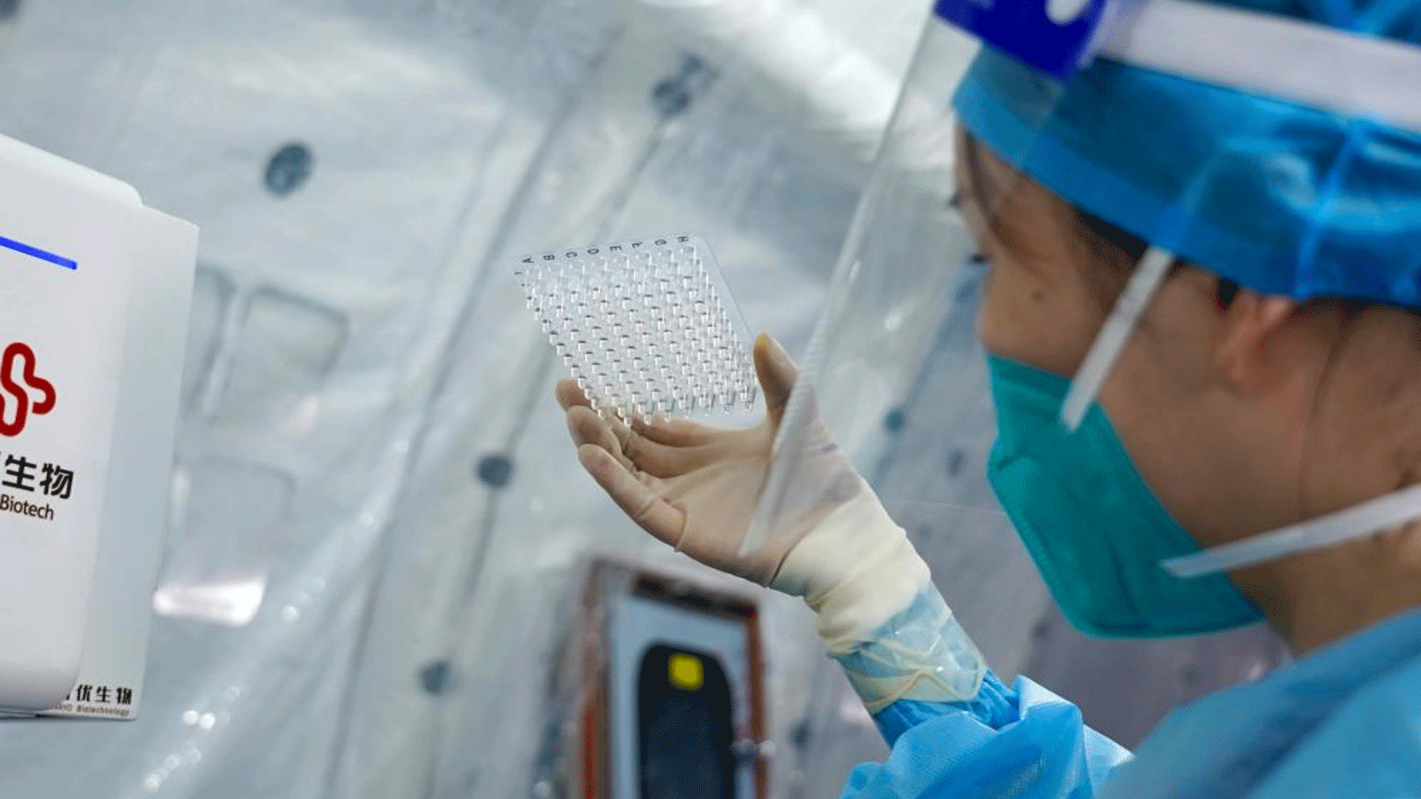 عامل طبي في أحد مختبرات مدينة تشنغدو بمقاطعة سيتشوان جنوب غرب الصين. 5 أيلول\ سبتمبر 2022