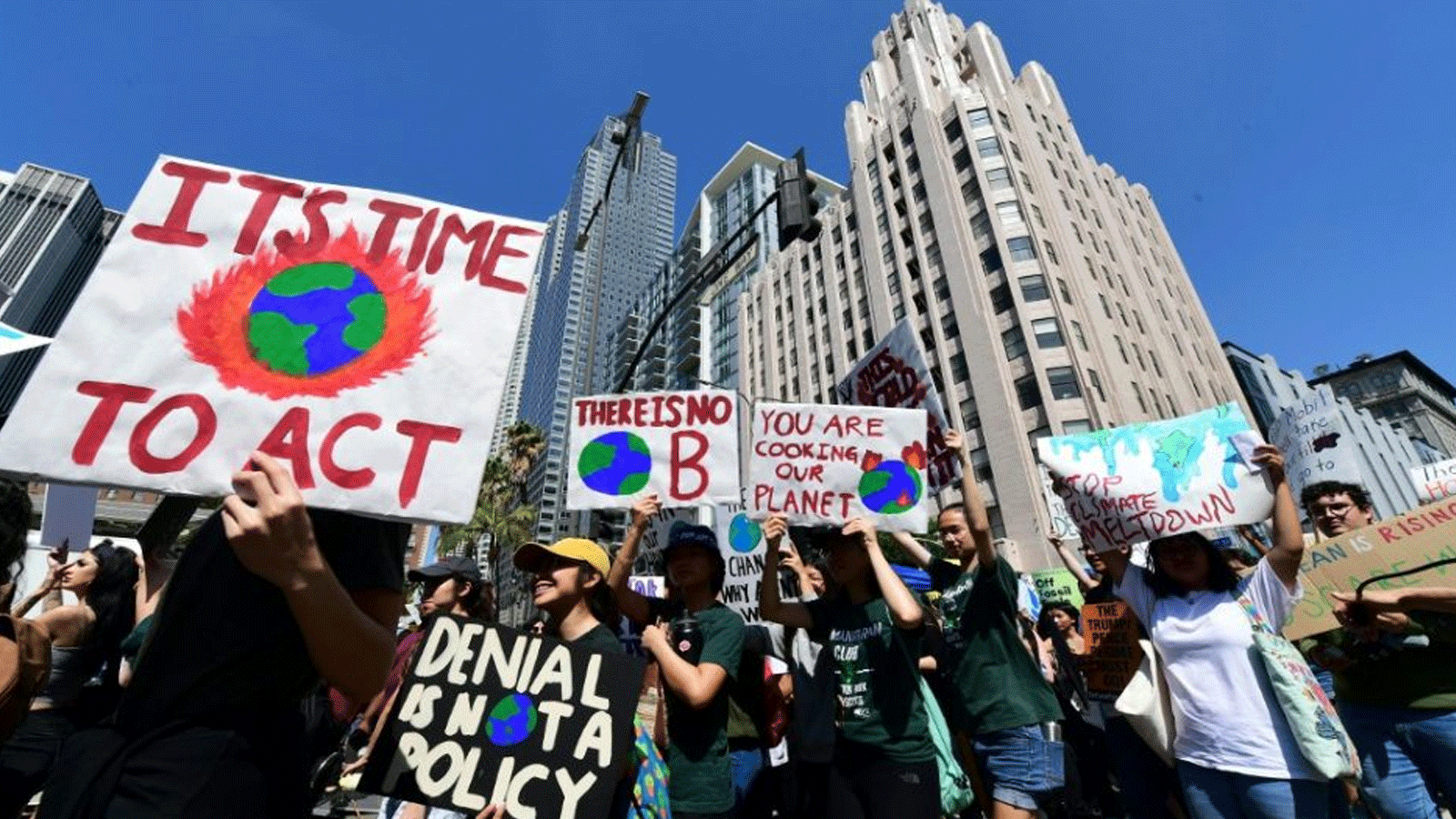 ناشطون يدافعون عن المناخ باحتجاجاتهم يرفعون لافتات تُندد بسياسة الدول البيئية