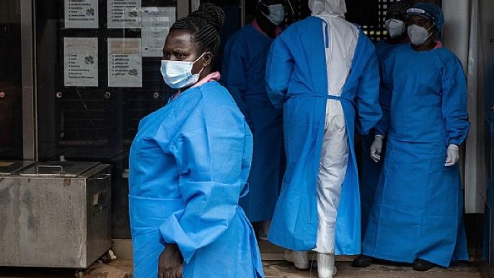 ممرضات يرتدين الثياب الواقية في مركز صحي لمكافحة الإيبولا في أوغندا