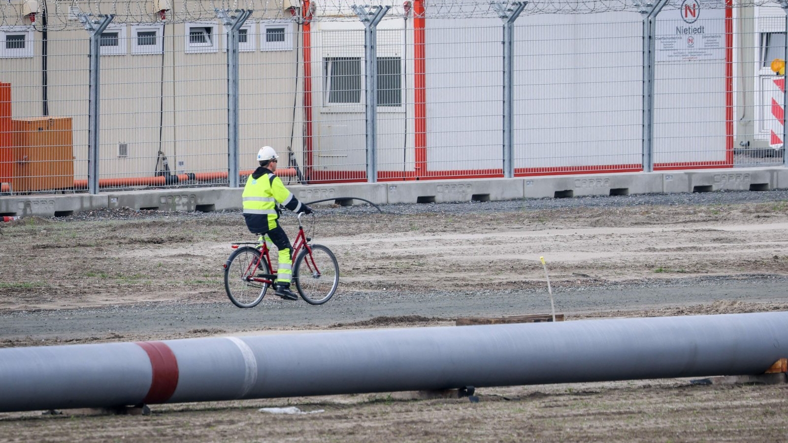 عامل على دراجة في موقع المنصة القريبة من ميناء فيلهمسهافن في 29 أيلول/سبتمبر 2022
