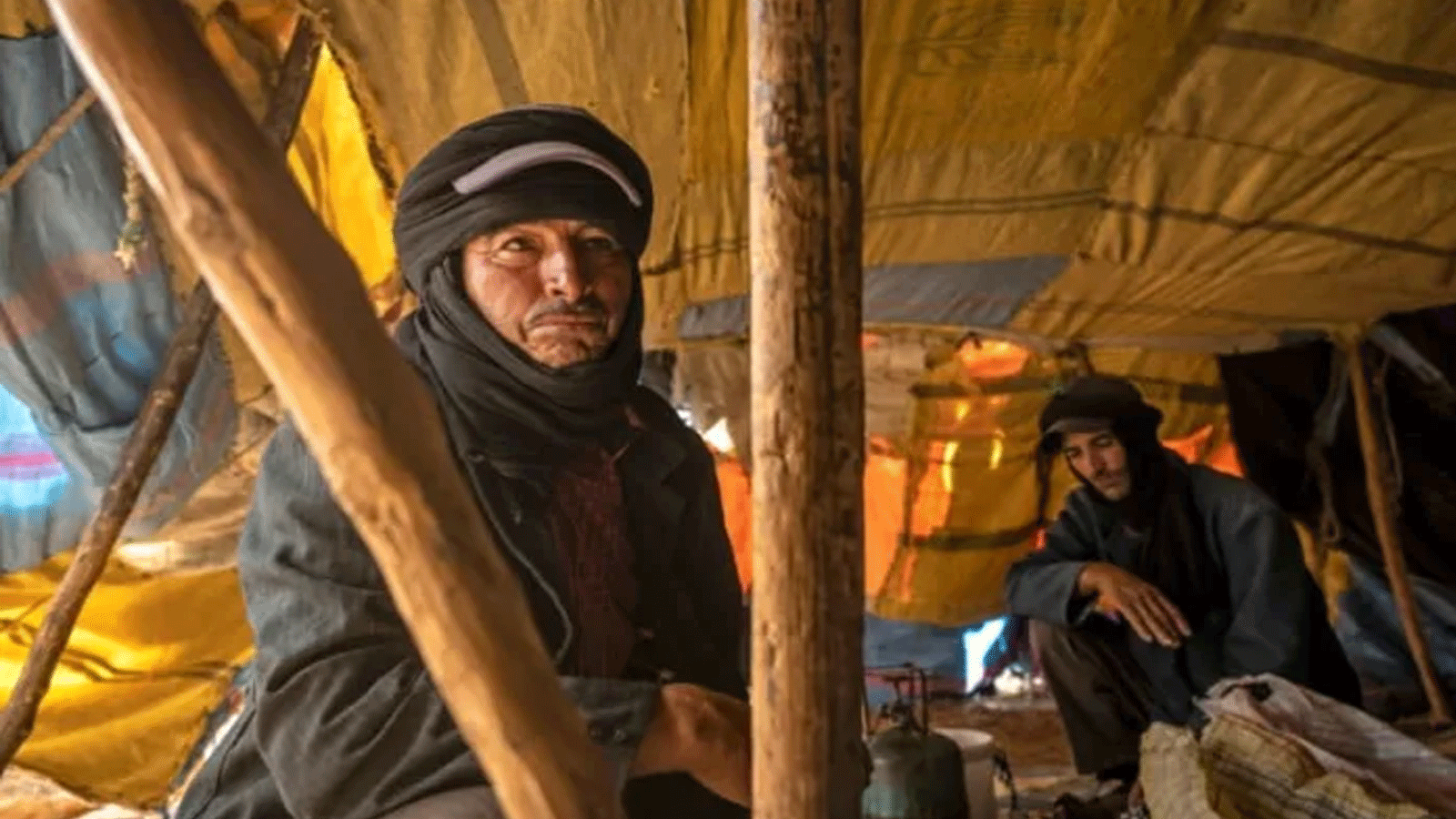 الرجل الأمازيغي موحا أوشعلي يجلس في خيمته بالقرب من قرية أملاغو حيث يعيش آخر بدو المغرب.