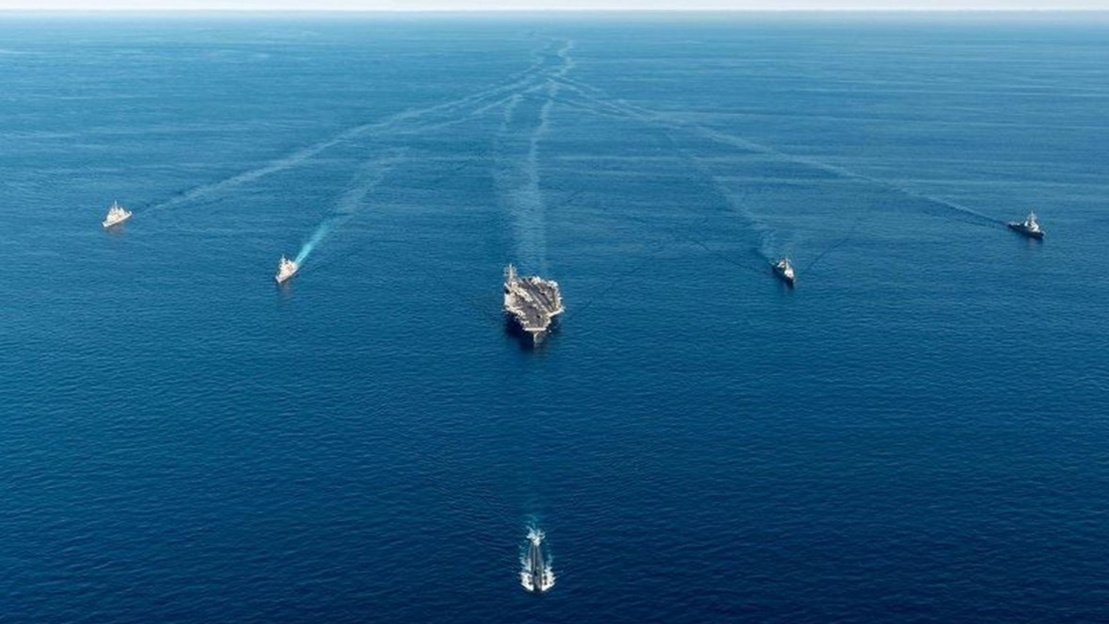 سفن حربية خلال مناورة ثلاثية بين أميركا واليابان وكوريا الجنوبية ضد الغواصات في المياه الدولية قبالة شبه الجزيرة الكورية