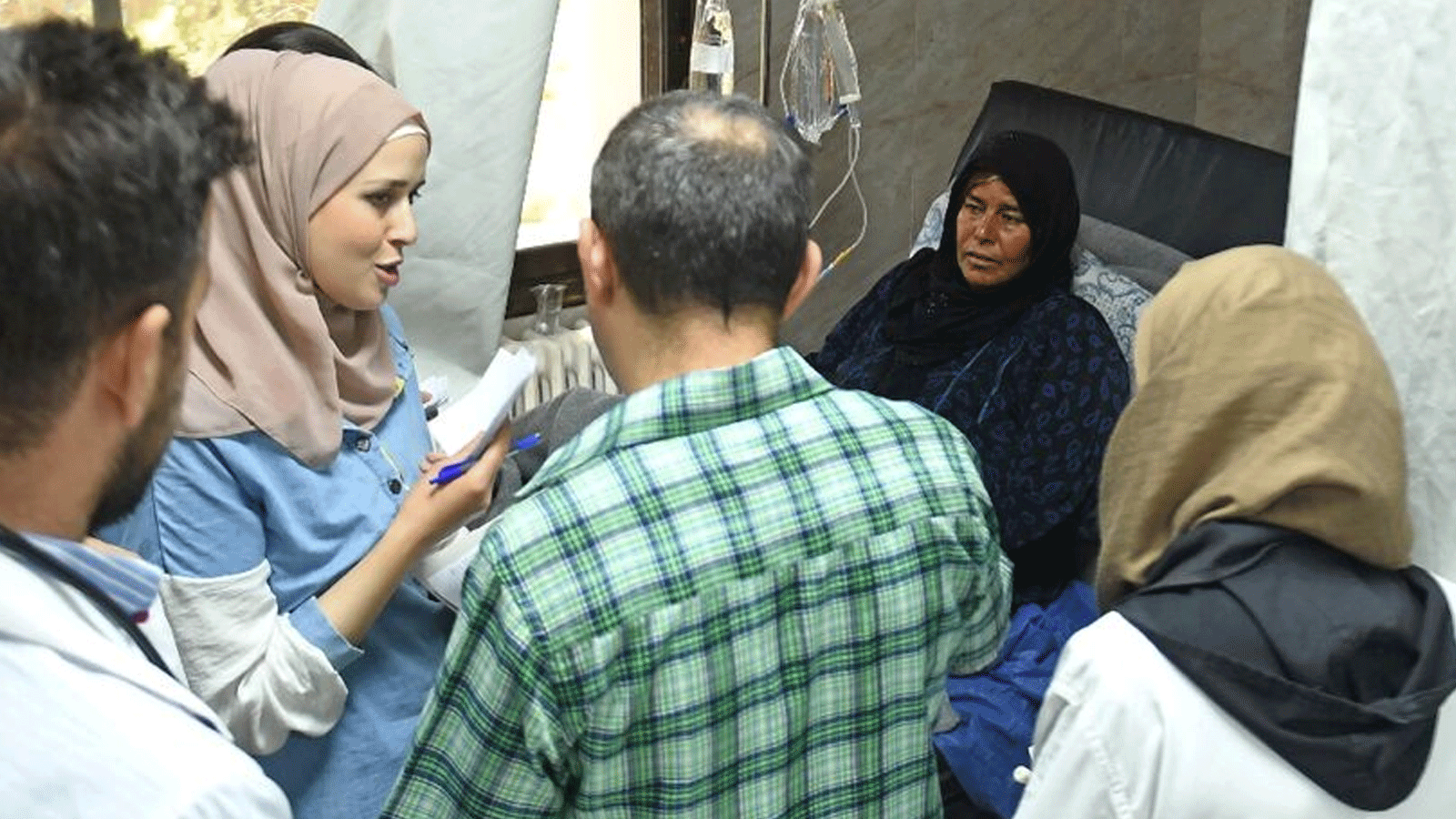 سيدة سورية مصابة بالكوليرا محاطة بعائلتها في حلب