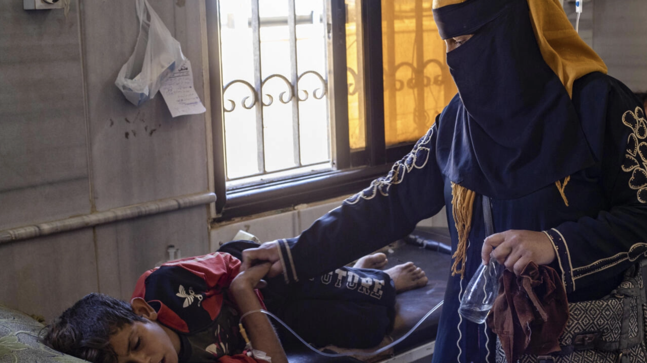 طفل يعاني من دواء الكوليرا في دير الزور في سوريا في صورة التقطت في 17 أيلول/سبتمبر 2022
