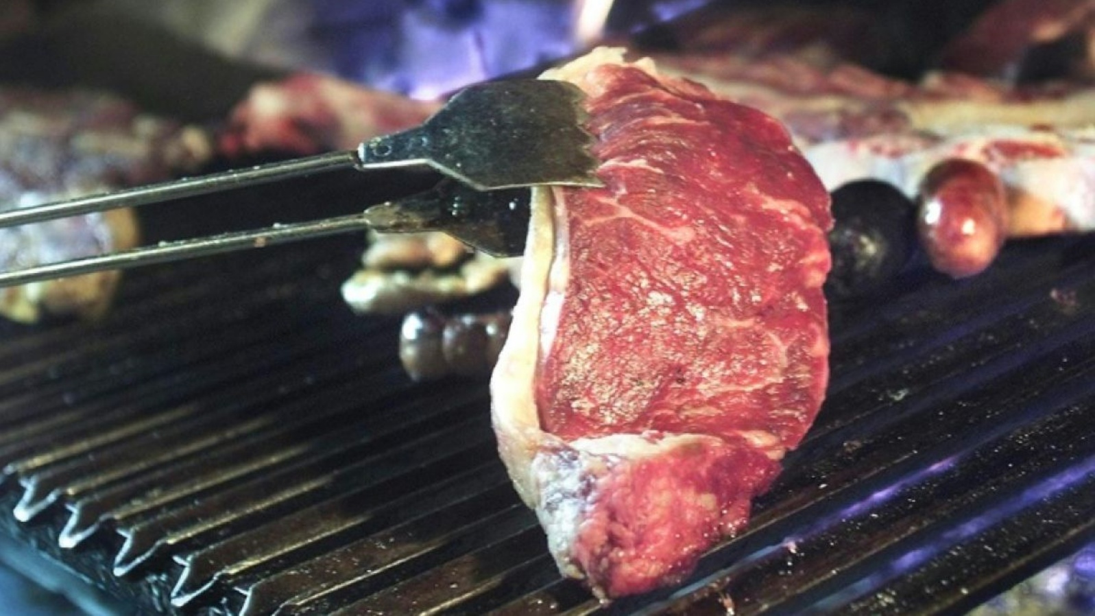 سوف يطمئن عشاق الكميات الكبيرة من اللحوم الحمراء غير المصنعة ، سواء كانت مشوية أم لا ، لمعرفة أن الدراسات التي تدعي أن لديهم خطرًا أكبر للإصابة بالسكتة القلبية تستحق نجمة واحدة فقط