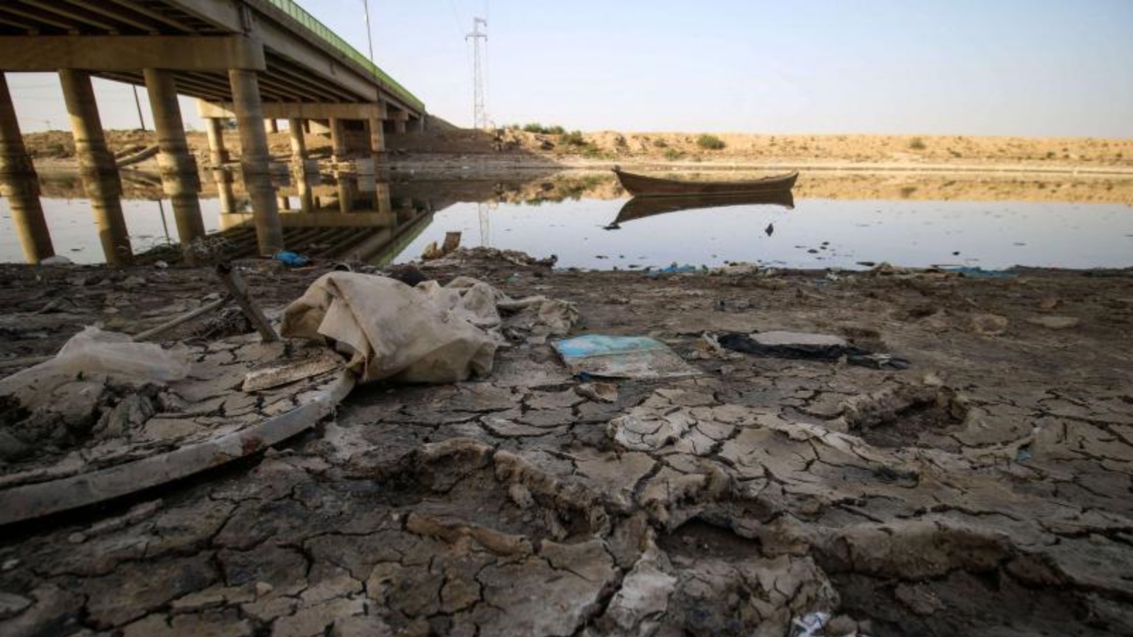 الأرض المتعطشة للماء. منظر للشاطئ الجاف لقناة الري بالقرب من قرية السيد الدخيل جنوب بغداد