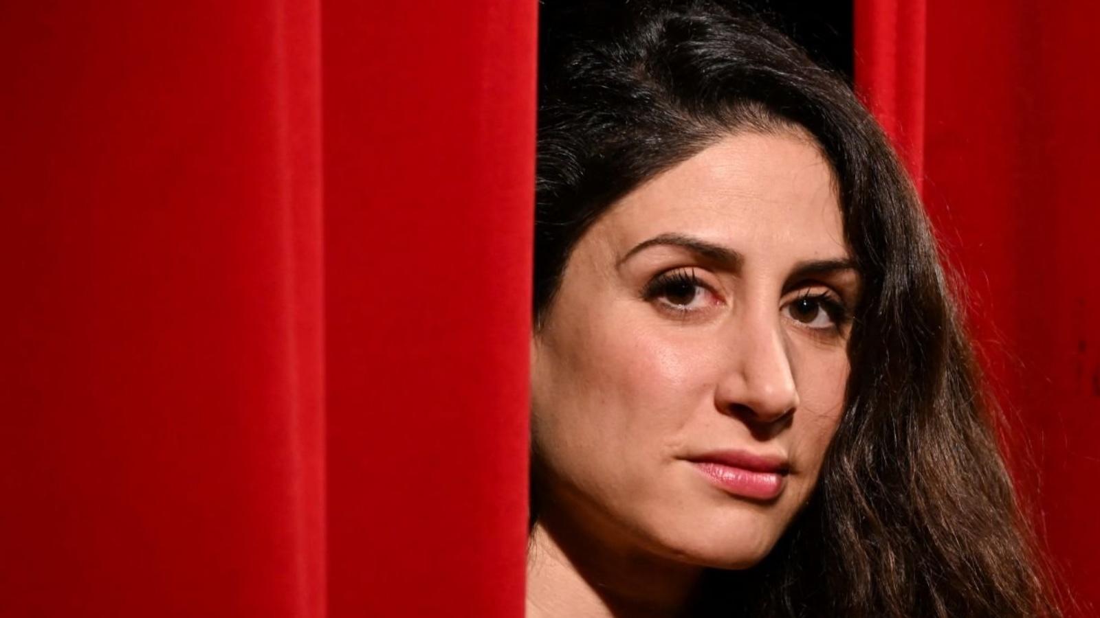 مؤلفة وممثلة إيرانية عايدة أصغر زاده خلال جلسة تصوير في مسرح البيلير في باريس، 7 أكتوبر 2022