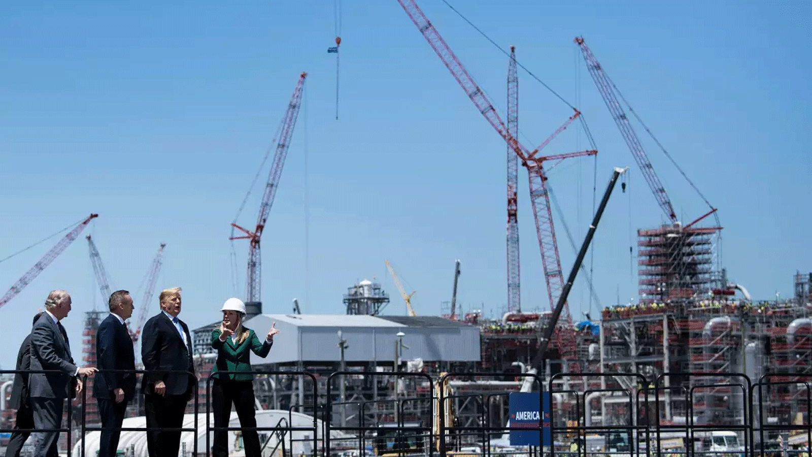 الرئيس دونالد ترامب وآخرون يتجولون في منشأة كاميرون لتصدير الغاز الطبيعي المسال في 14 أيار\مايو 2019، في هاكبيري، لويزيانا