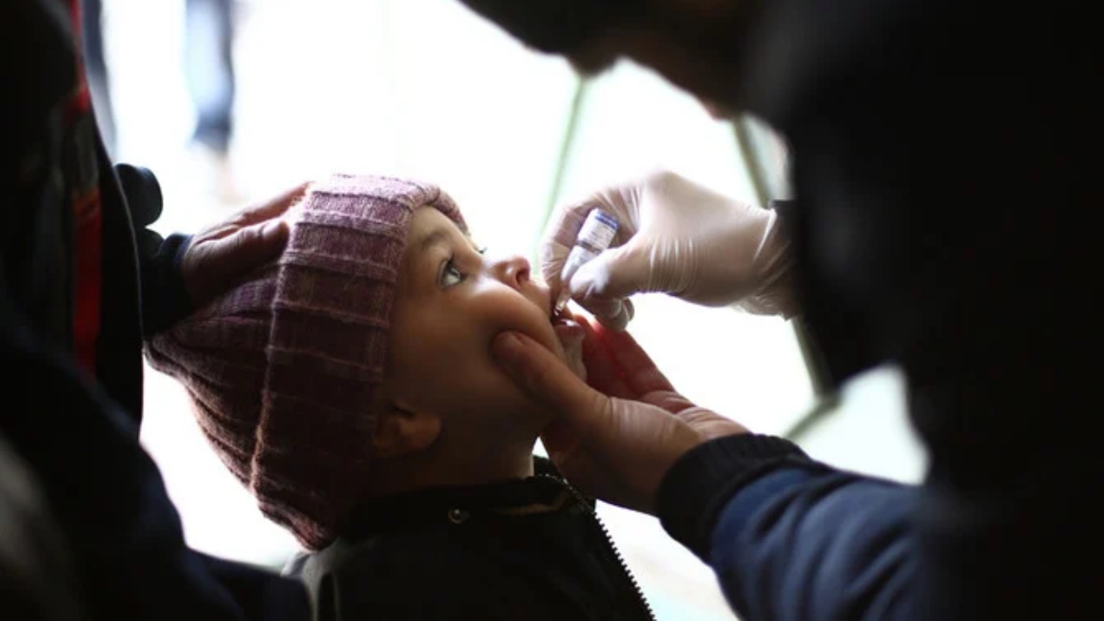 طفل يأخذ جرعة من لقاح شلل الأطفال