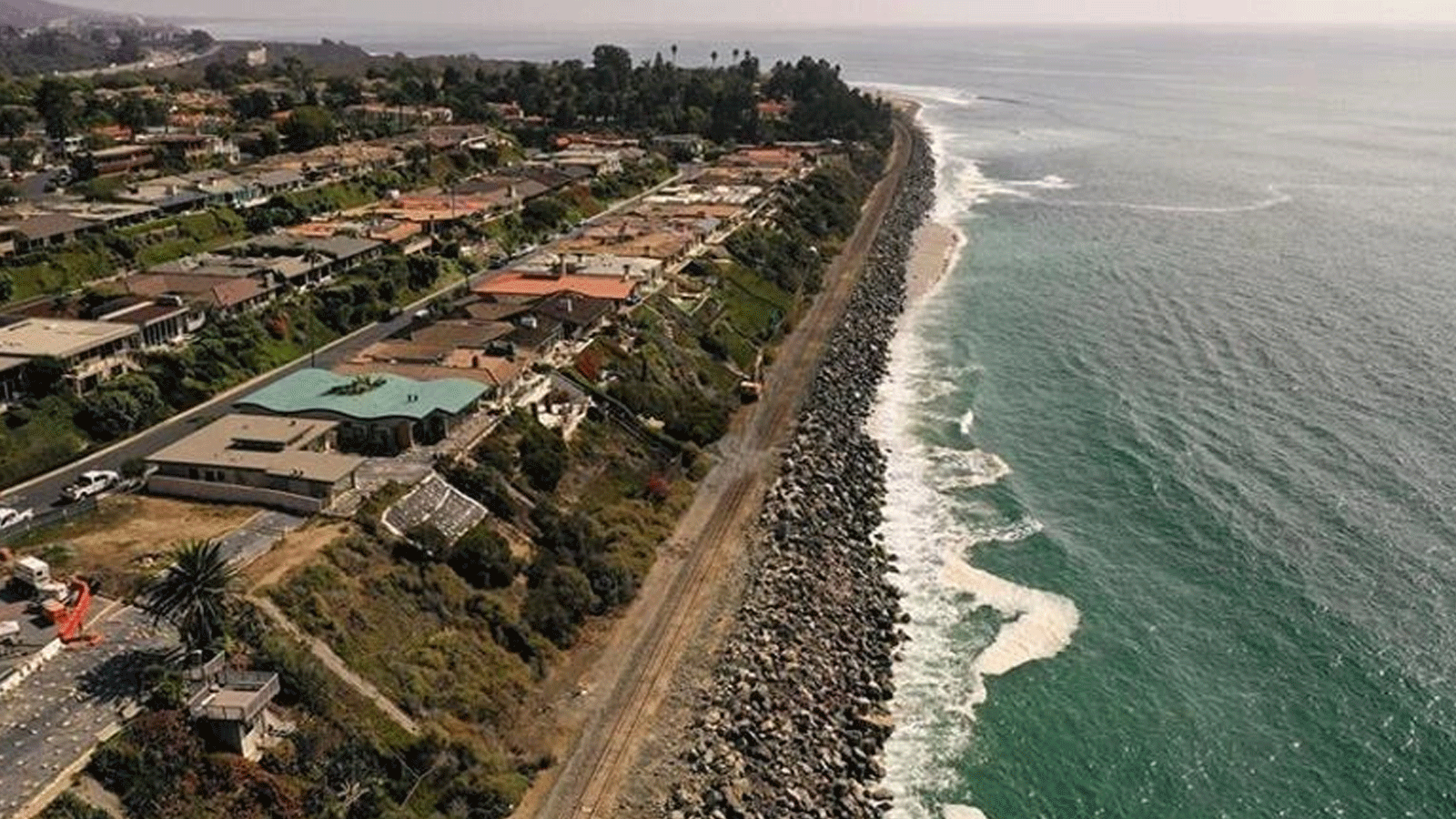 البحر يبتلع المنازل والمسارات وشواطئ كاليفورنيا الجميلة.