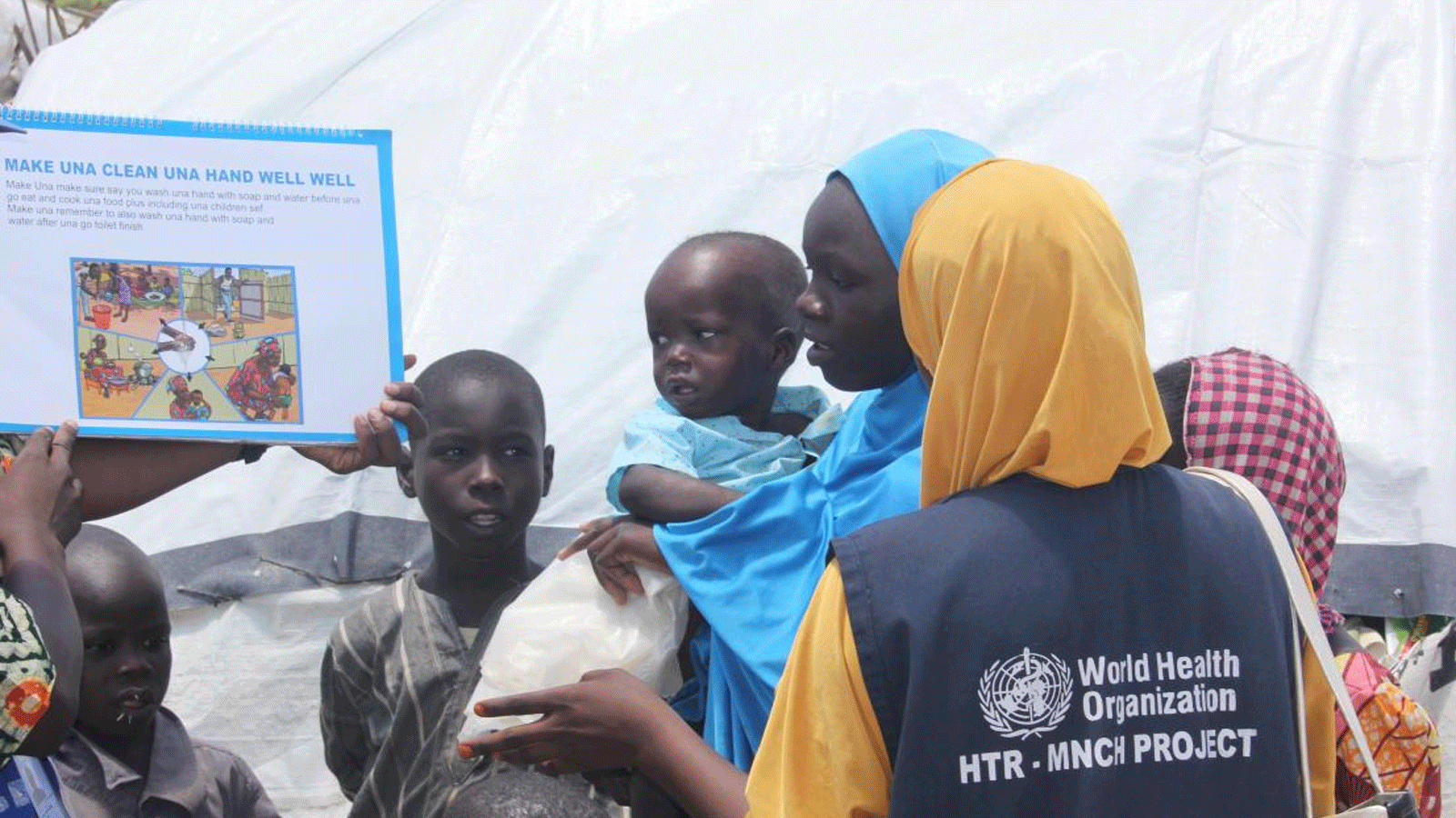 فريق صحي متنقل يعمل على توعية أفراد الأسرة بأساليب الوقاية من الكوليرا(WHO)