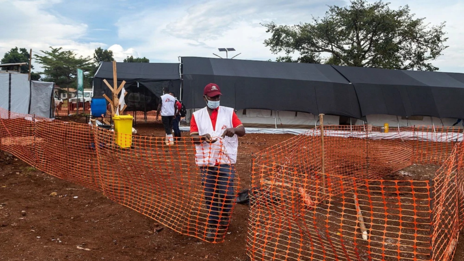 أقام أعضاء منظمة أطباء بلا حدود وحدة عزل لعلاج الإيبولا في مستشفى موبيندي الإقليمي للإحالة في أوغندا في 24 سبتمبر