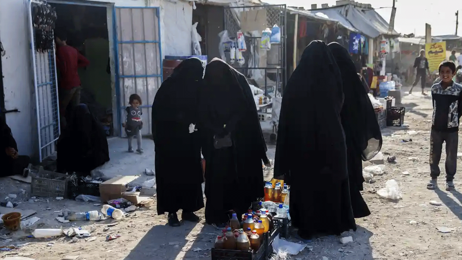 مخيم الهول في سوريا، أحد المخيمات التي احتُجِزَت فيها النساء بعد أسرهن 