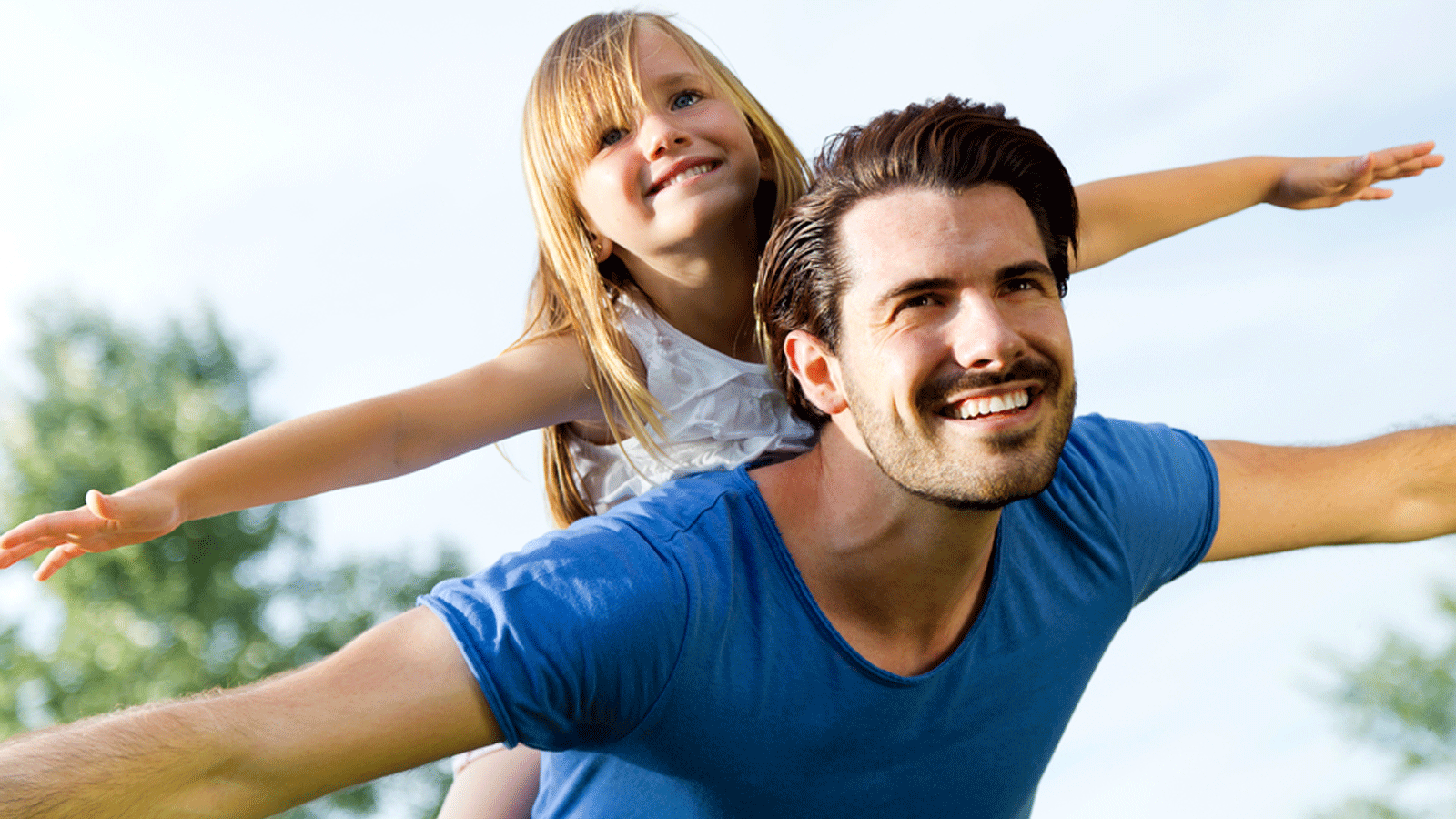 إظهار مشاعركم الحقيقية أمام أطفالكم واللعب معهم يشتت انتباهكم عن الافكار السلبية ويشعركم بالسعادة