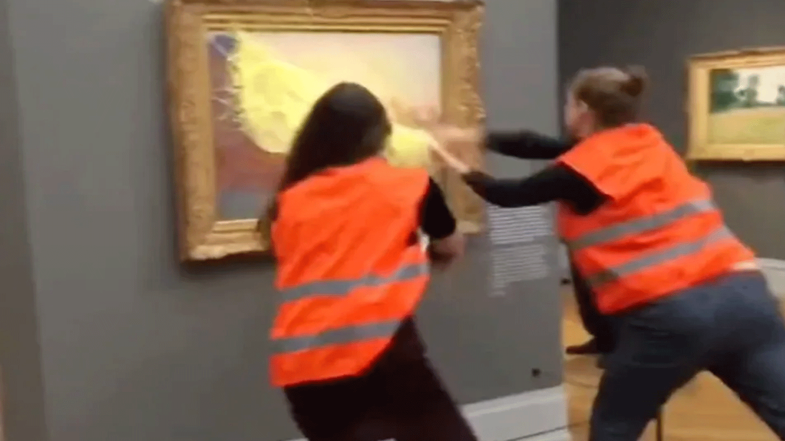 إلقاء البطاطا المهروسة على لوحة لمونيه