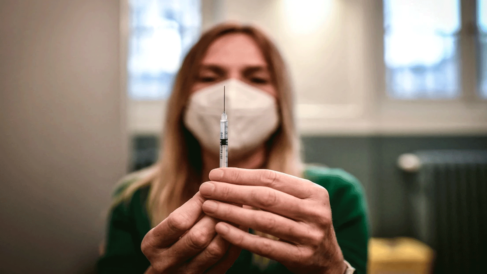 ممرضة تُحضِّر جرعة من اللقاح المضاد لفيروس كورونا