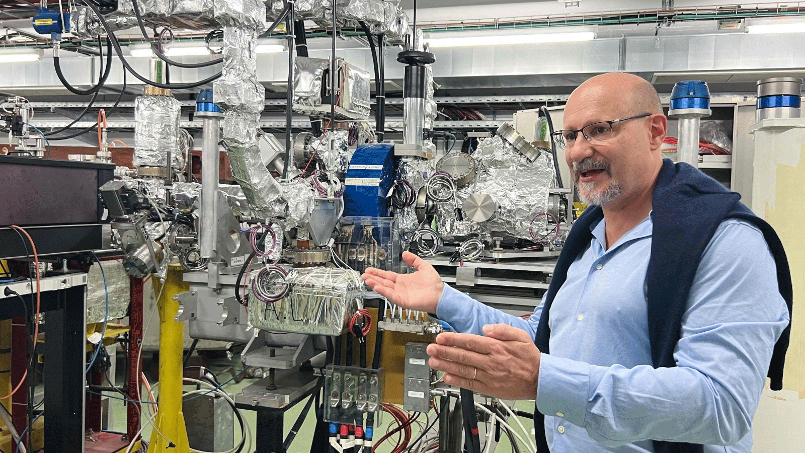 روبرتو كورسيني، منسق منشأة CLEAR Lab، يشير إلى جانب معجل الجسيمات الخطي في CERN، في Meyrin، بالقرب من جنيف، سويسرا، 17 تشرين الأول\أكتوبر 2022