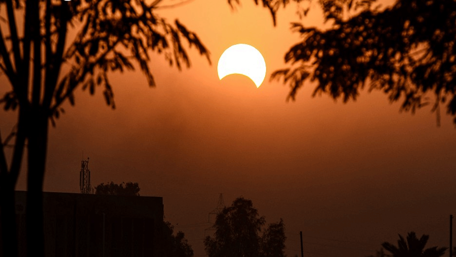 لقطة للكسوف الشمسي الجزئي الذي شوهِد في عدة دول بينها الشرق الأوسط