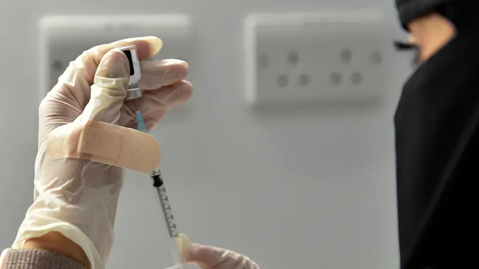 ممرضة تحضر جرعة لقاح ضد فيروس كوفيد -19 في الرياض