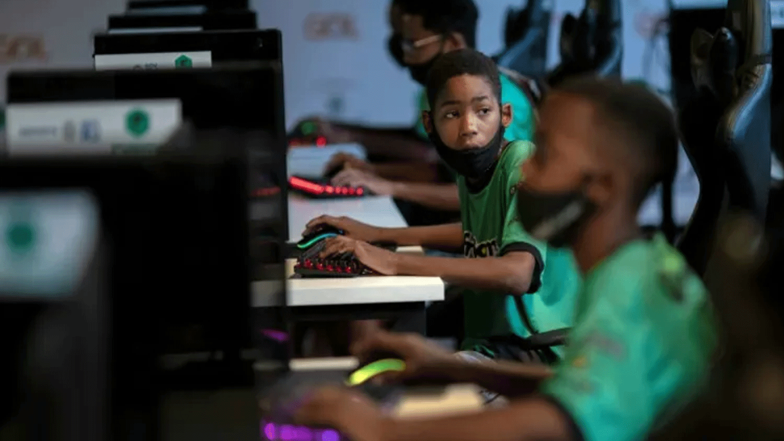 أطفال يمارسون ألعاب الفيديو في ريو دي جانيرو، البرازيل 