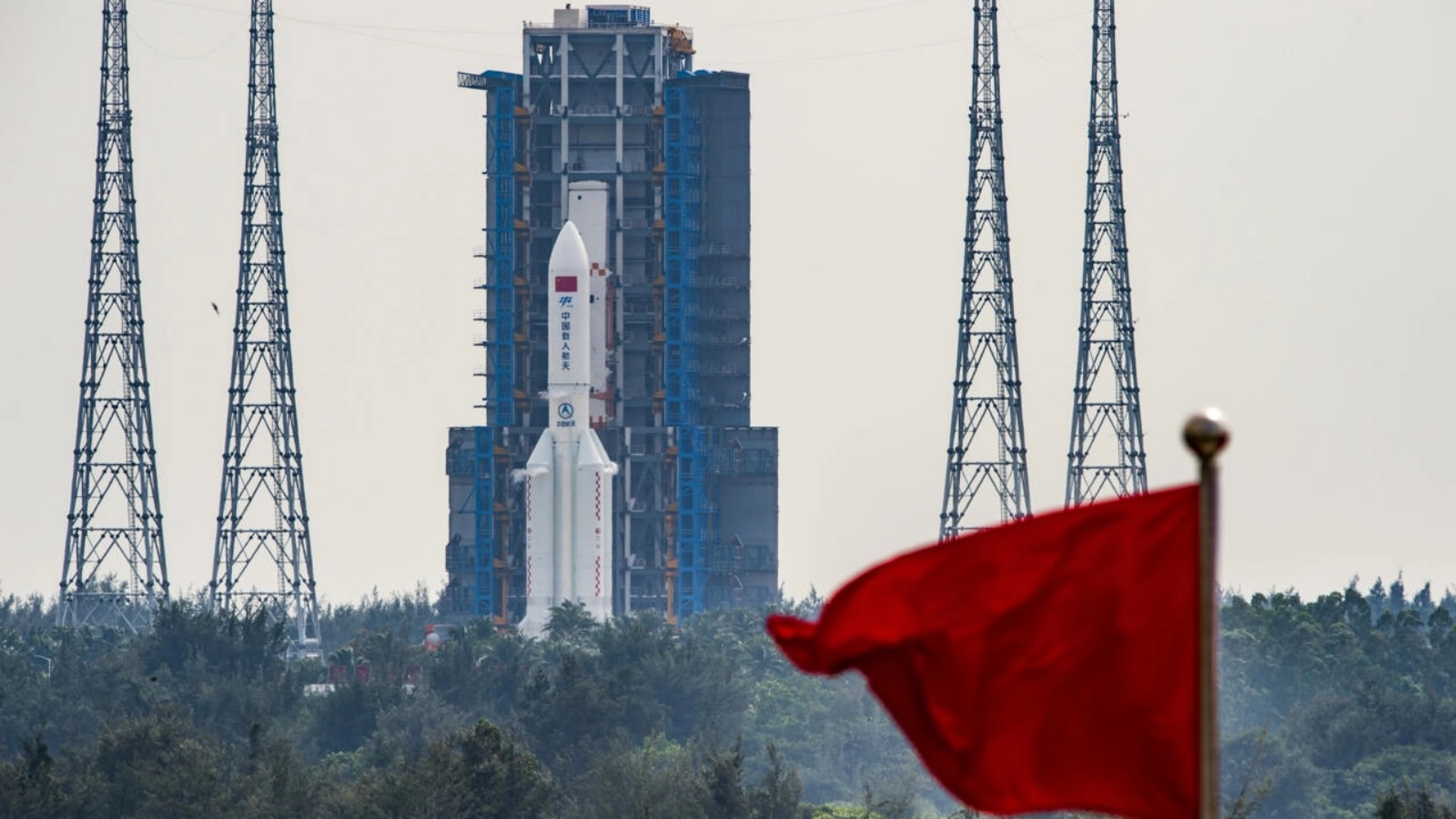 صاروخ لونغ مارتش على منصة الاطلاق في 31 أكتوبر 2022 في اقليم هينان في جنوب الصين