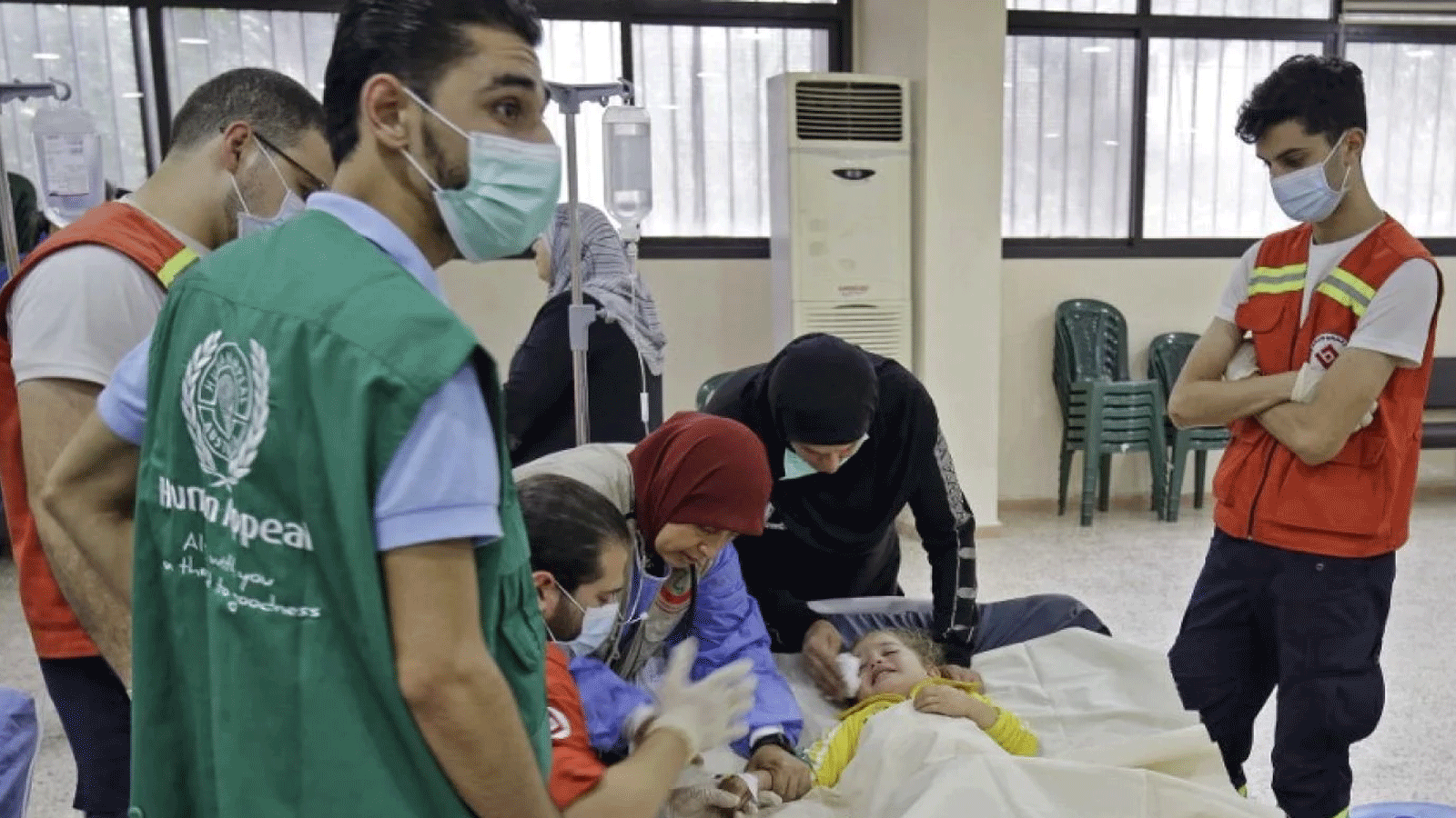 طاقم طبي يعالج طفلاً مصابًا بالكوليرا في جناح في مسجد تم تحويله إلى مستشفى في ببنين، شمال لبنان. 26 تشرين الأول\ أكتوبر 2022 