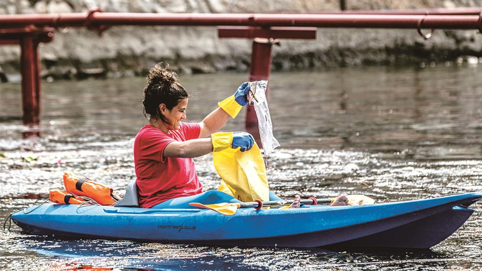 متطوعون يركبون قوارب الكاياك يشاركون في حملة لإزالة مخلفات المياه وتنظيفها في نهر النيل قبالة جزيرة المنيل في القاهرة في 7 مارس\آذار 2020