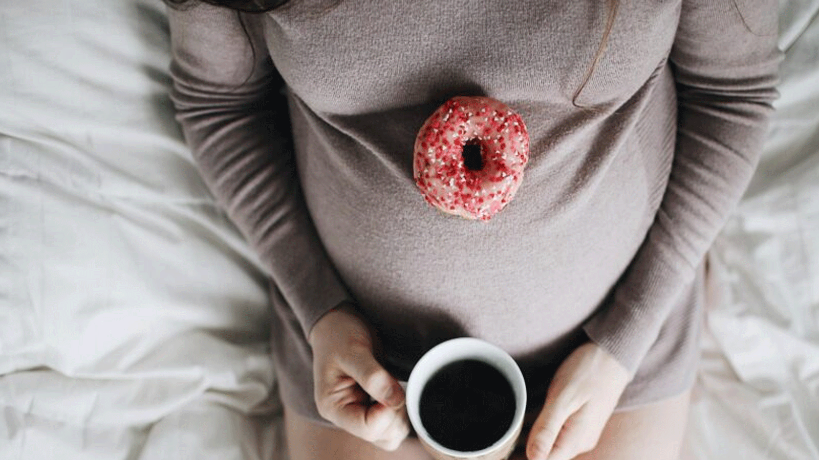 سيدة حامل تشرب القهوة(أرشيفية)