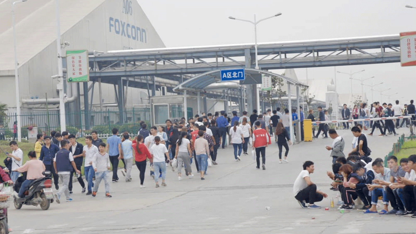 صورة لعمال يتوجهون إلى المصنع في مدينة تشنغتشو.