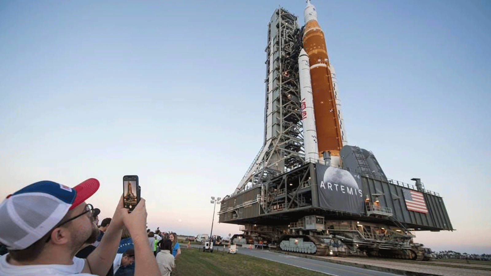 موظفو ناسا والضيوف يلتقطون صوراً لصاروخ نظام الإطلاق الفضائي (SLS) التابع لناسا 