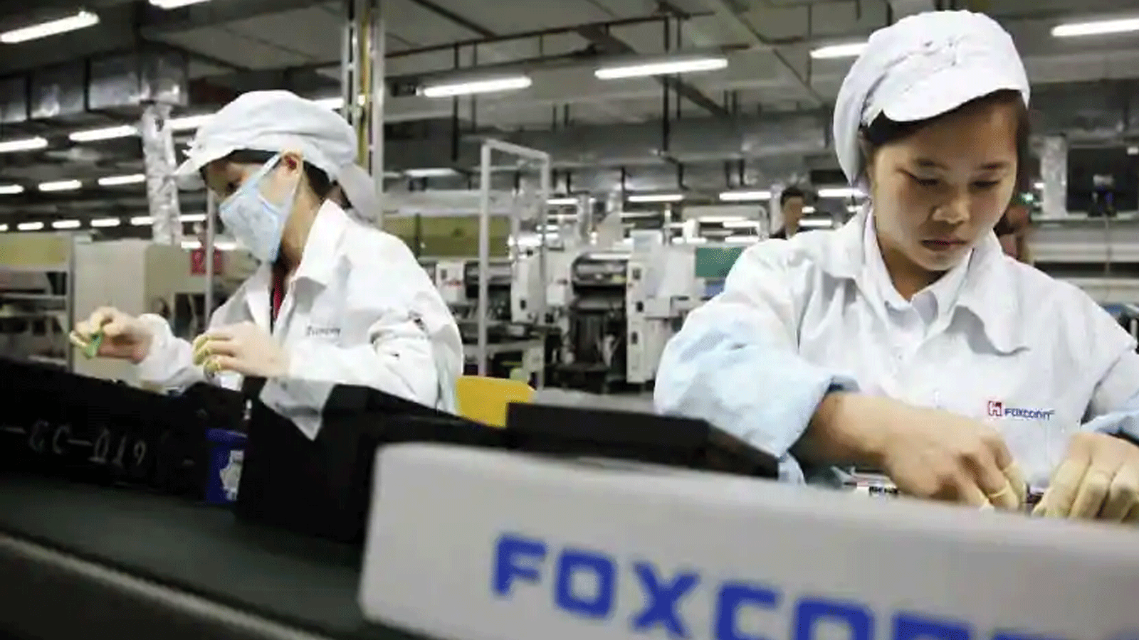 موظفو Foxconn على خط التجميع في Longhua Shenzhen، الصين