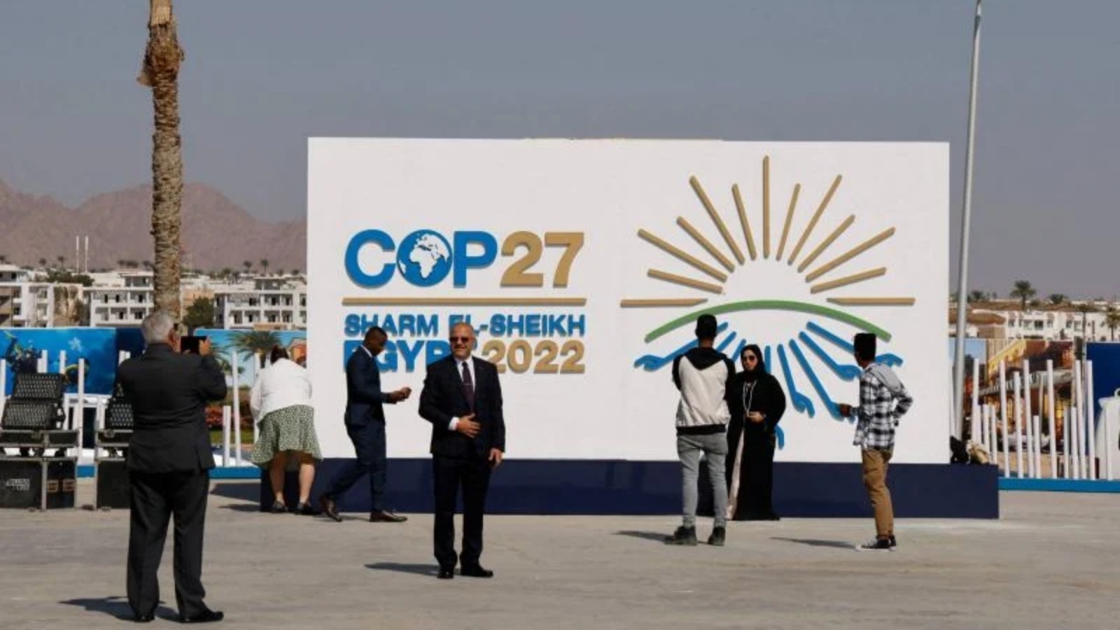 وصول المشاركين إلى مركز شرم الشيخ الدولي للمؤتمرات ، في اليوم الأول من قمة المناخ COP27، في منتجع شرم الشيخ المصري المطل على البحر الأحمر، في 6 نوفمبر 2022 