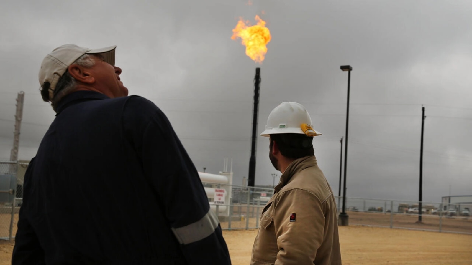 يتم حرق الغاز الطبيعي المشتعل في عمليات Apache Corporations في مصنع الغاز الطبيعي Deadwood في حوض برميان في عام 2015