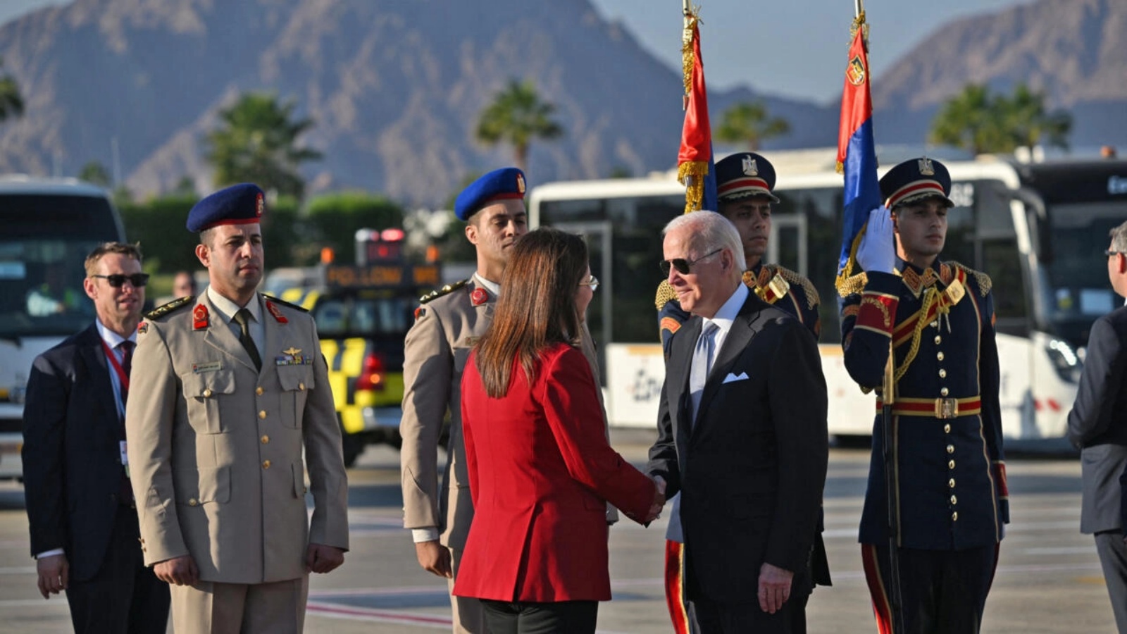 استقبال الرئيس الأميركي جو بايدن لدى وصوله إلى مطار شرم الشيخ المصري المطل على البحر الأحمر لحضور مؤتمر المناخ COP27، مصر، في 11 نوفمبر 2022.