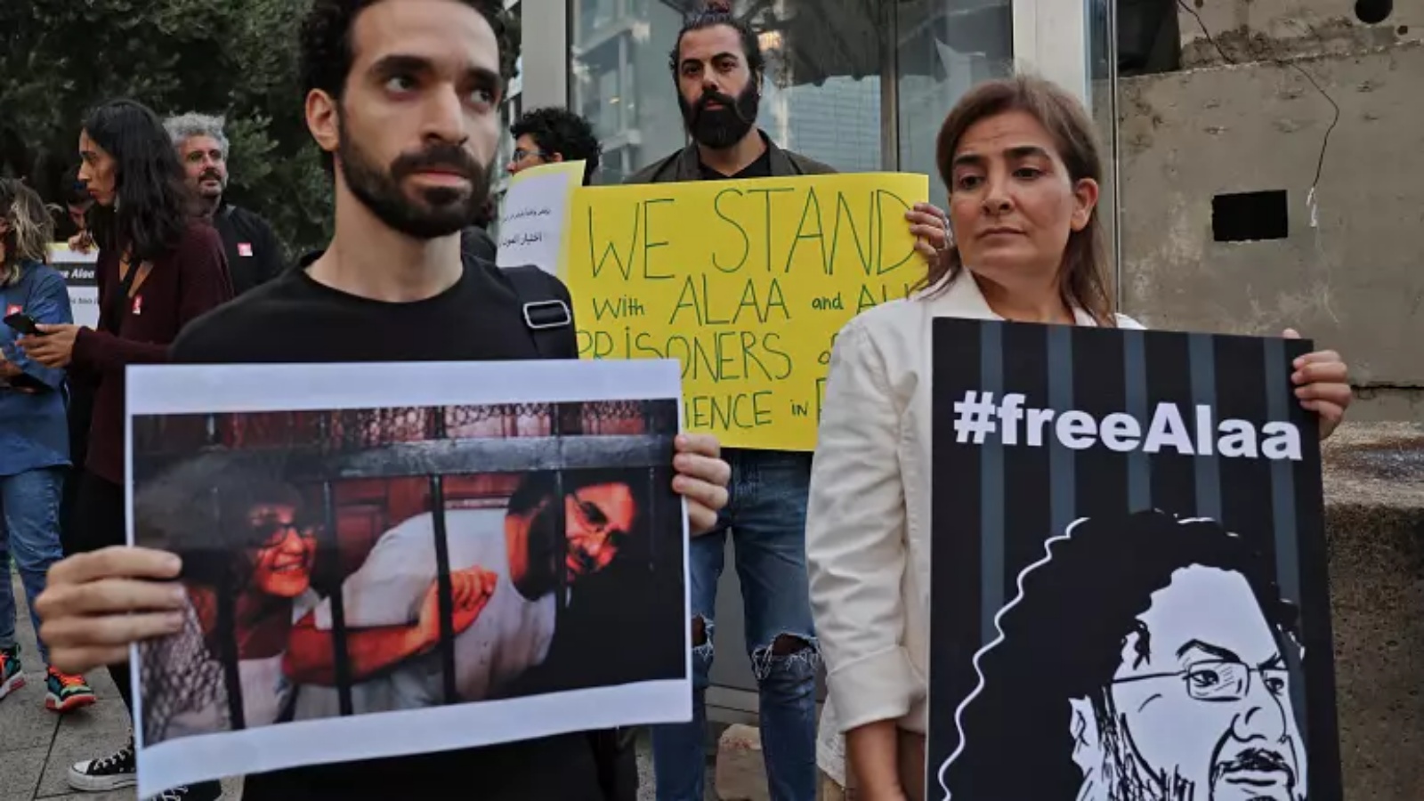 متظاهرون يتجمعون بالقرب من السفارة البريطانية في العاصمة اللبنانية بيروت للمطالبة بالإفراج عن المعارض السياسي البريطاني المصري المسجون علاء عبد الفتاح، 7 نوفمبر 2022.