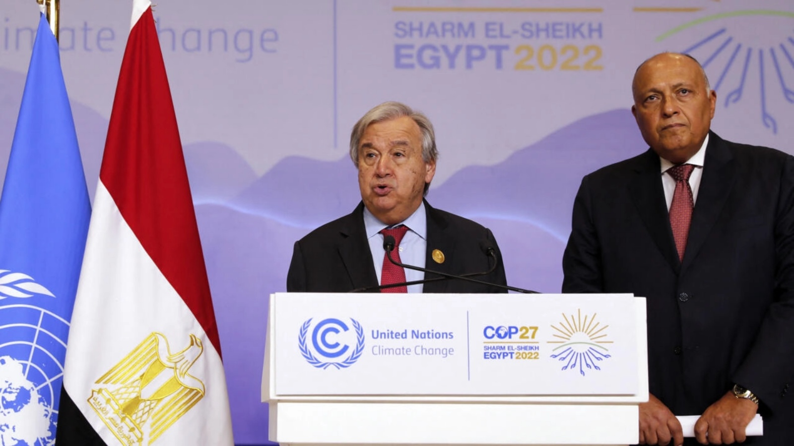 وزير الخارجية المصري سامح شكري والأمين العام للأمم المتحدة أنطونيو غوتيريش، في مؤتمر صحفي خلال مؤتمر المناخ في شرم الشيخ على البحر الأحمر، في 17 نوفمبر 2022
