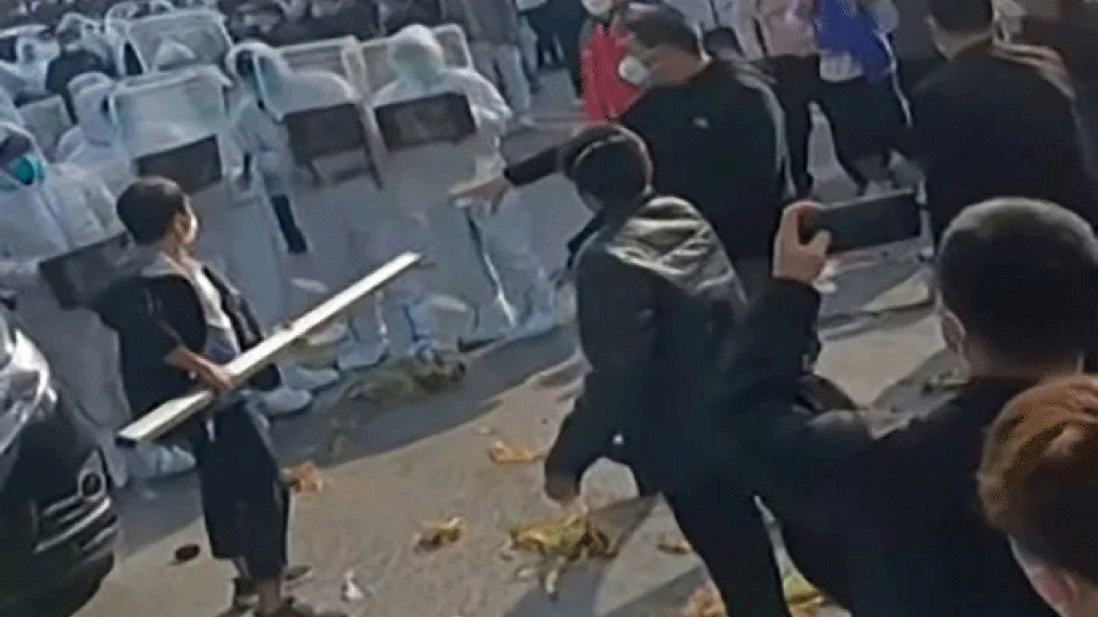 مشهد من المواجهات بين المعتصمين والشرطة في مدينة تشنغتشو