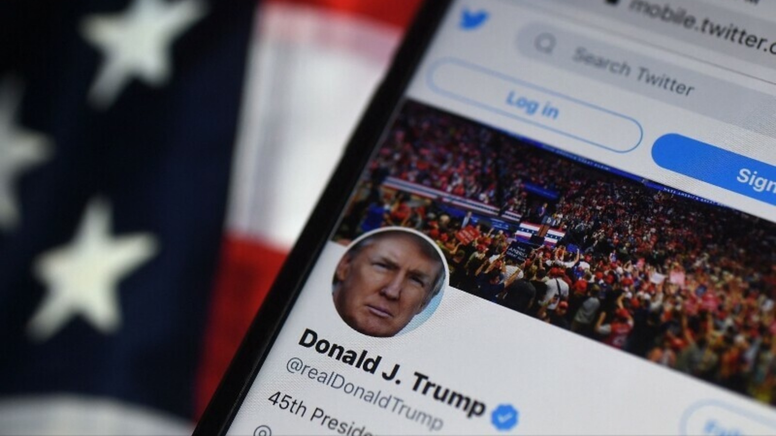 صورة تم التقاطها في 10 أغسطس 2020، تعرض حساب تويتر الخاص بالرئيس الأميركي السابق دونالد ترامب على هاتف محمول في أرلينغتون، فيرجينيا